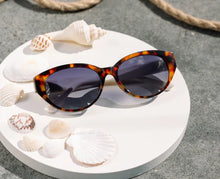 Load image into Gallery viewer, Peepers Polarized Sunglasses -En Route Tortoise/White
