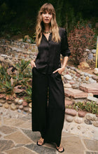 Load image into Gallery viewer, Z Supply Estate Luxe Sheen Wide Leg Pant -Black
