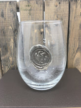 Load image into Gallery viewer, Southern Jubilee Medallion Stemless Wine Glass
